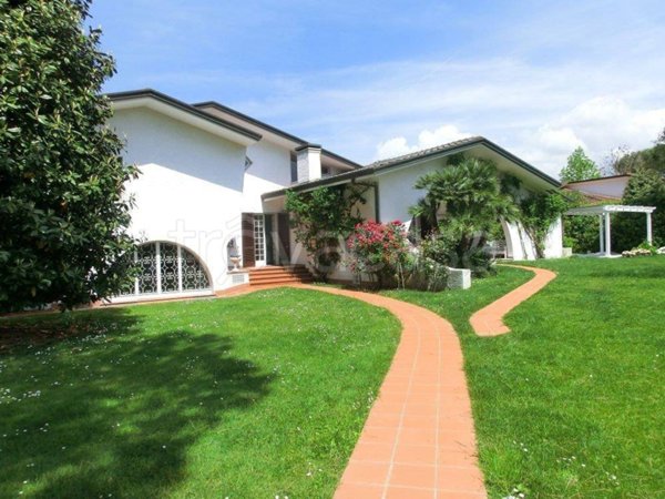 casa indipendente in vendita a Forte dei Marmi in zona Roma Imperiale