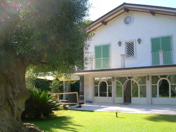 casa indipendente in vendita a Forte dei Marmi in zona Roma Imperiale