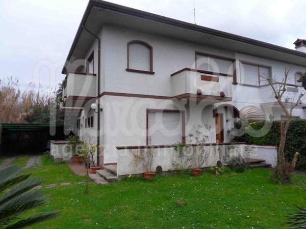 casa indipendente in vendita a Forte dei Marmi in zona Roma Imperiale