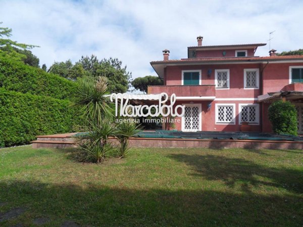 casa indipendente in vendita a Forte dei Marmi in zona Roma Imperiale