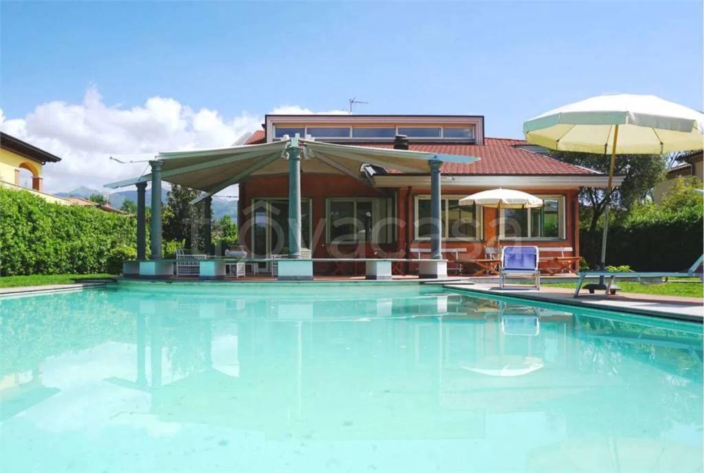 casa indipendente in vendita a Forte dei Marmi in zona Vittoria Apuana