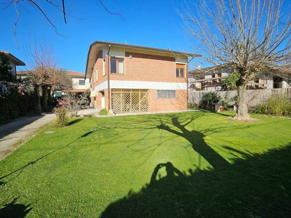 casa indipendente in vendita a Forte dei Marmi in zona Vaiana