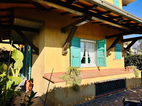 casa indipendente in vendita a Forte dei Marmi in zona Vittoria Apuana