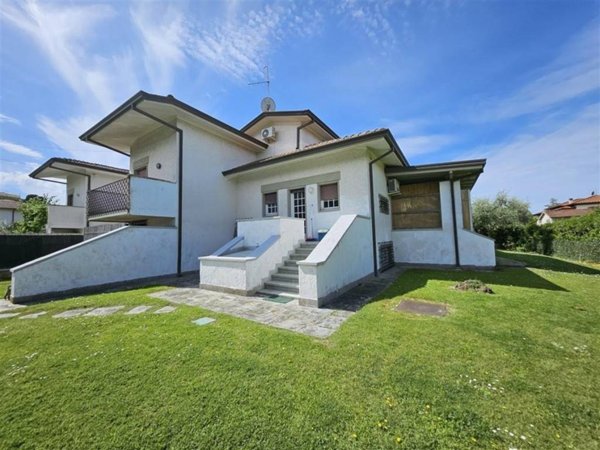 casa indipendente in vendita a Forte dei Marmi in zona Vittoria Apuana