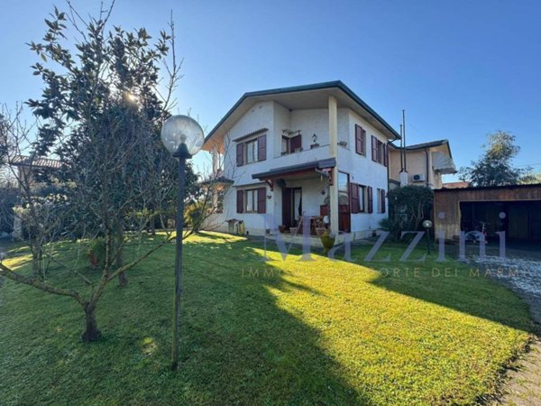 casa indipendente in vendita a Forte dei Marmi in zona Vittoria Apuana