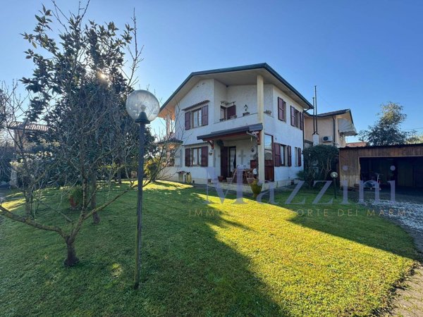 casa indipendente in vendita a Forte dei Marmi in zona Vittoria Apuana