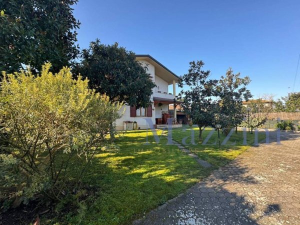 casa indipendente in vendita a Forte dei Marmi in zona Vittoria Apuana