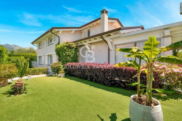 casa indipendente in vendita a Forte dei Marmi in zona Vaiana
