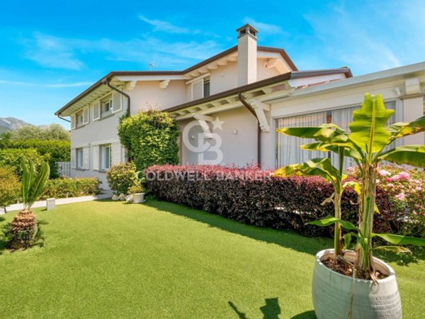 casa indipendente in vendita a Forte dei Marmi in zona Vaiana