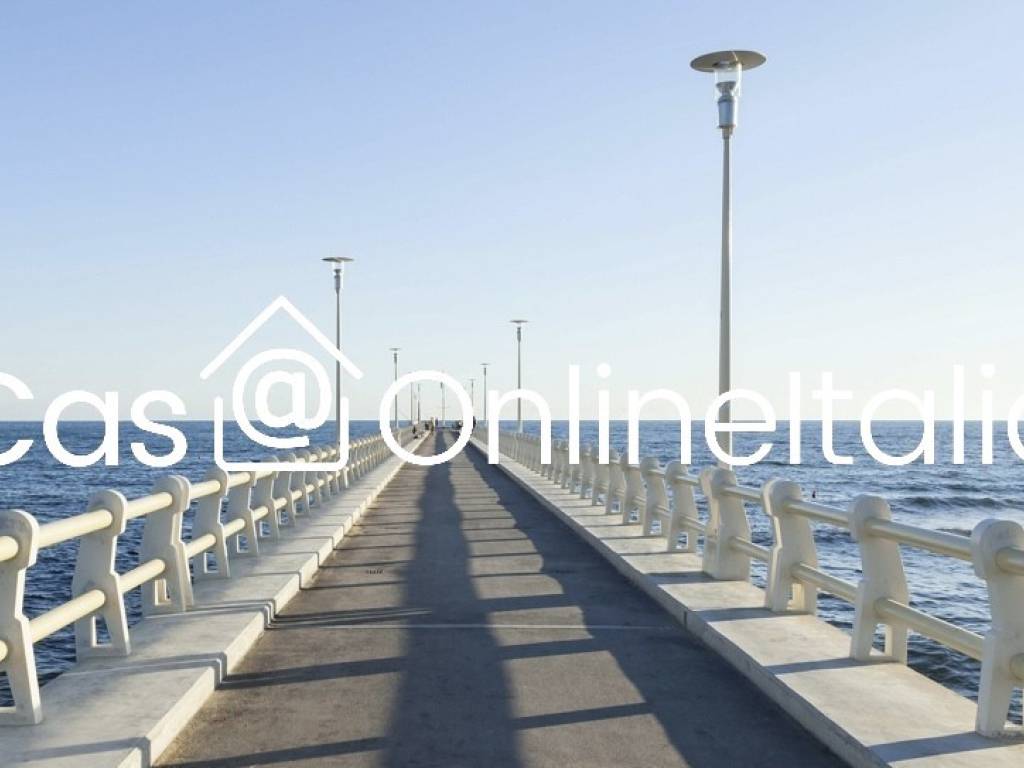 negozio in vendita a Forte dei Marmi in zona Roma Imperiale
