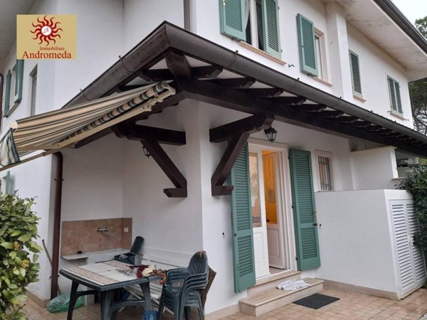 casa indipendente in vendita a Forte dei Marmi in zona Vittoria Apuana