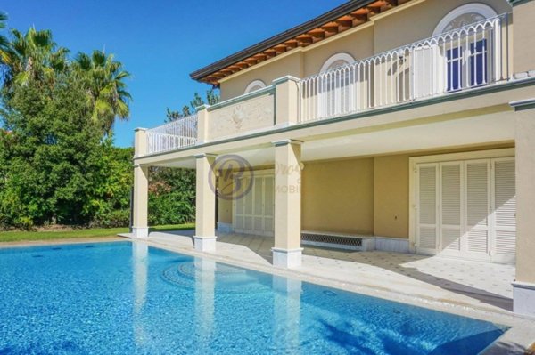 casa indipendente in vendita a Forte dei Marmi in zona Vittoria Apuana
