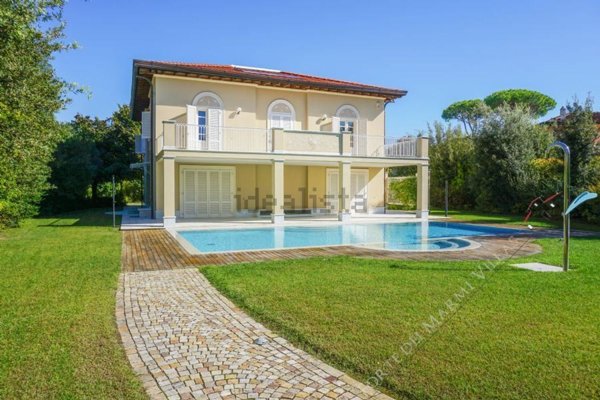 casa indipendente in vendita a Forte dei Marmi in zona Vittoria Apuana