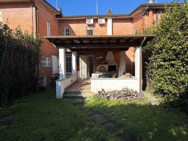 casa indipendente in vendita a Forte dei Marmi in zona Vittoria Apuana