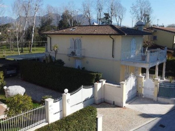 casa indipendente in vendita a Forte dei Marmi in zona Vittoria Apuana