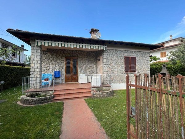 casa indipendente in vendita a Forte dei Marmi in zona Roma Imperiale