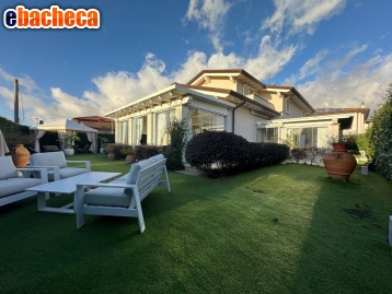 casa indipendente in vendita a Forte dei Marmi in zona Vaiana