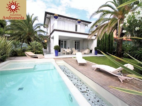 casa indipendente in vendita a Forte dei Marmi