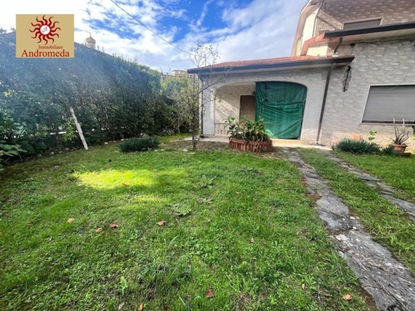 casa indipendente in vendita a Forte dei Marmi in zona Vittoria Apuana