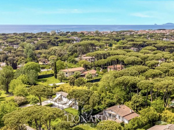casa indipendente in vendita a Forte dei Marmi in zona Roma Imperiale
