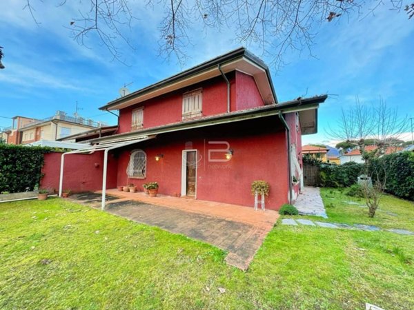 casa indipendente in vendita a Forte dei Marmi in zona Vittoria Apuana