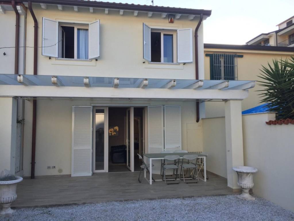 casa indipendente in vendita a Forte dei Marmi in zona Vittoria Apuana