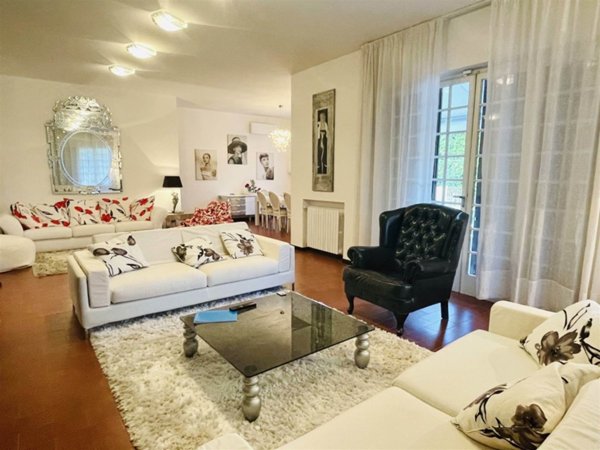casa indipendente in vendita a Forte dei Marmi in zona Roma Imperiale
