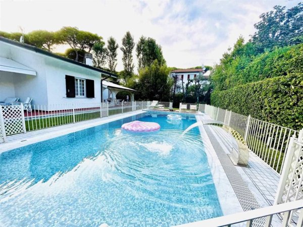 casa indipendente in vendita a Forte dei Marmi in zona Roma Imperiale