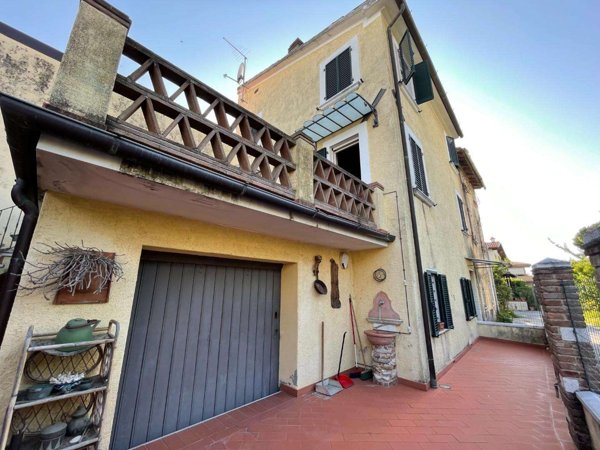 intera palazzina in vendita a Forte dei Marmi in zona Vaiana