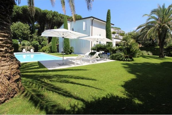casa indipendente in vendita a Forte dei Marmi in zona Roma Imperiale