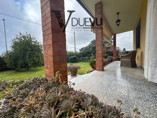 casa indipendente in vendita a Forte dei Marmi in zona Vaiana