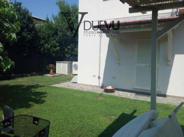 casa indipendente in vendita a Forte dei Marmi in zona Vittoria Apuana