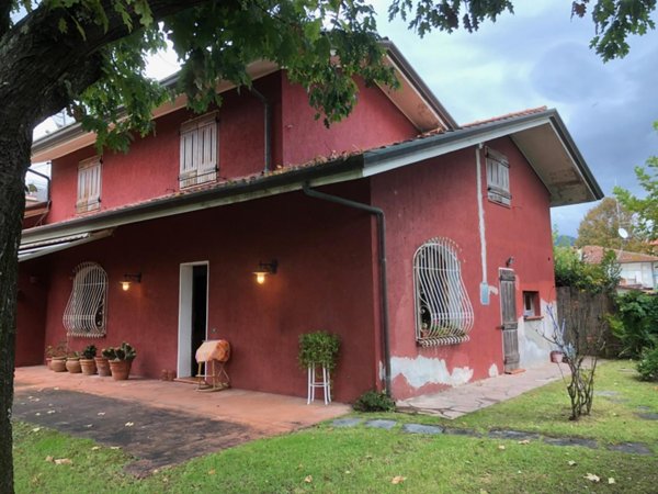 casa indipendente in vendita a Forte dei Marmi in zona Vittoria Apuana