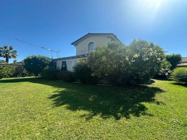 casa indipendente in vendita a Forte dei Marmi in zona Vittoria Apuana