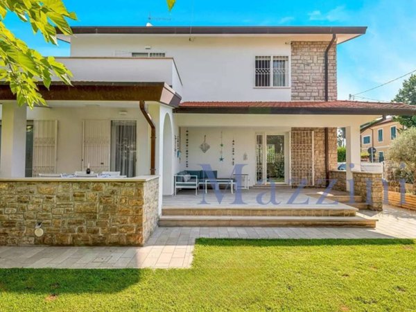 casa indipendente in vendita a Forte dei Marmi in zona Vittoria Apuana