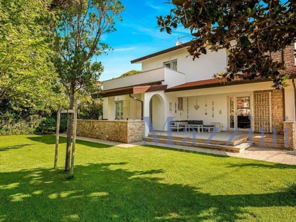 casa indipendente in vendita a Forte dei Marmi in zona Vittoria Apuana