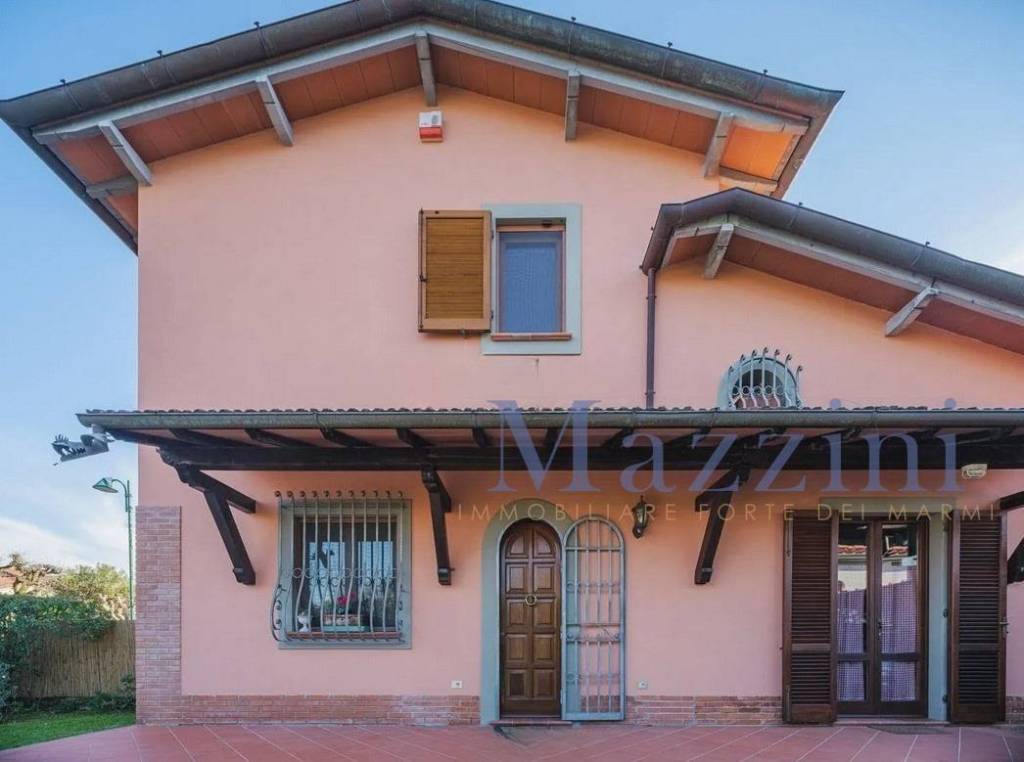 casa indipendente in vendita a Forte dei Marmi in zona Vittoria Apuana
