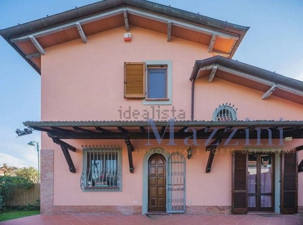 casa indipendente in vendita a Forte dei Marmi in zona Vittoria Apuana