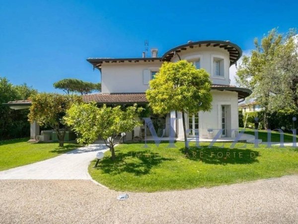 casa indipendente in vendita a Forte dei Marmi in zona Vittoria Apuana