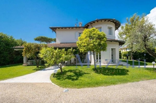 casa indipendente in vendita a Forte dei Marmi in zona Vittoria Apuana