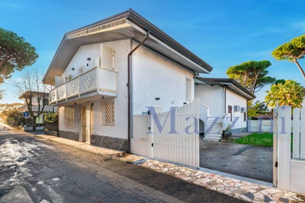 casa indipendente in vendita a Forte dei Marmi in zona Vittoria Apuana