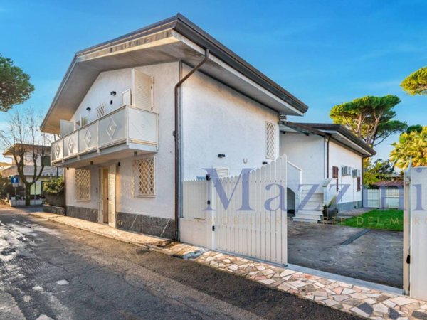 casa indipendente in vendita a Forte dei Marmi in zona Vittoria Apuana