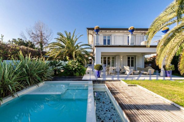 casa indipendente in vendita a Forte dei Marmi in zona Vittoria Apuana