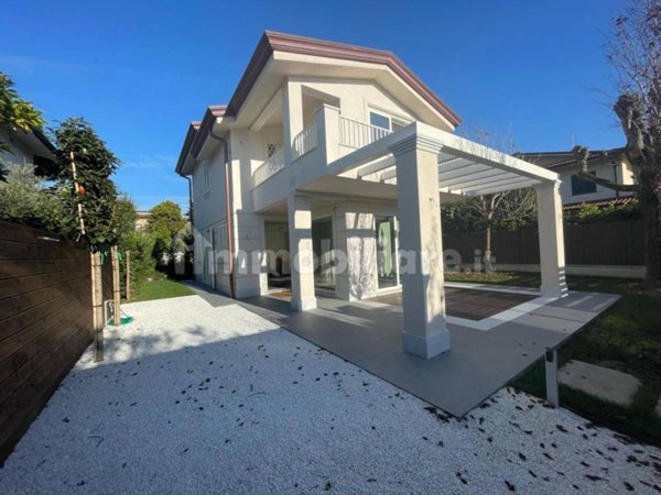 casa indipendente in vendita a Forte dei Marmi