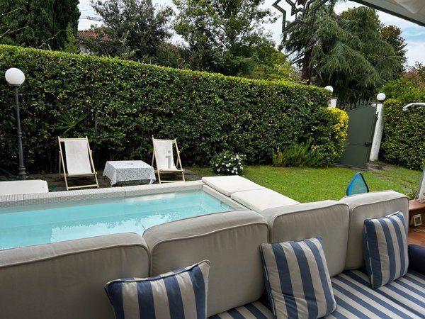casa indipendente in vendita a Forte dei Marmi in zona Roma Imperiale
