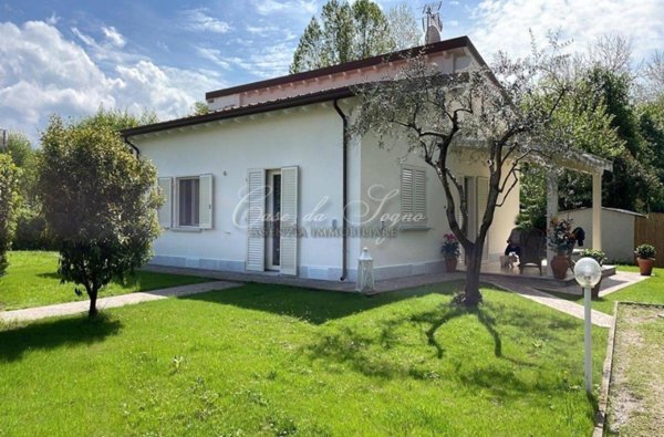 casa indipendente in vendita a Forte dei Marmi in zona Roma Imperiale
