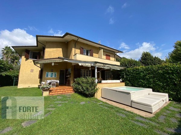 casa indipendente in vendita a Forte dei Marmi