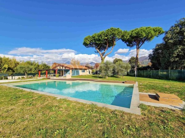 casa indipendente in vendita a Forte dei Marmi in zona Roma Imperiale