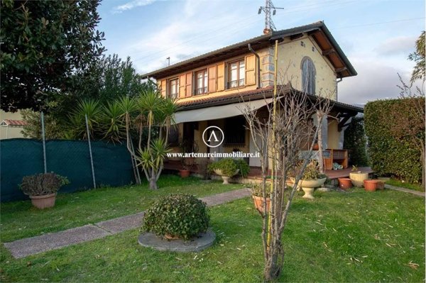 casa indipendente in vendita a Forte dei Marmi in zona Vittoria Apuana