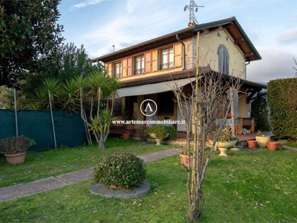 casa indipendente in vendita a Forte dei Marmi in zona Vittoria Apuana